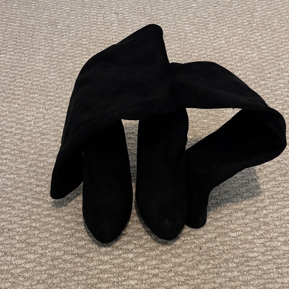 Elegant Black Women's knee high Boots with heel.